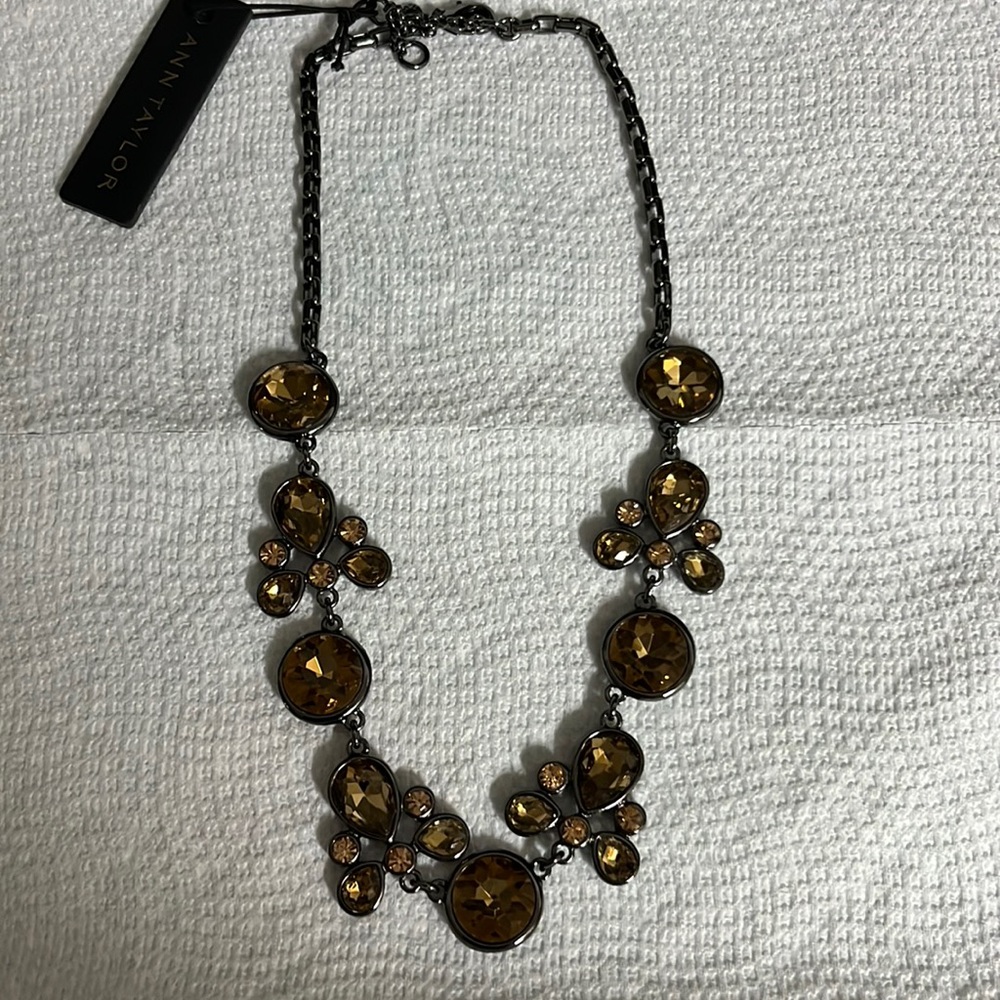 Ann Taylor statement necklace
Color: bronze